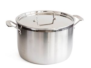 一个带盖子的不锈钢汤锅。
