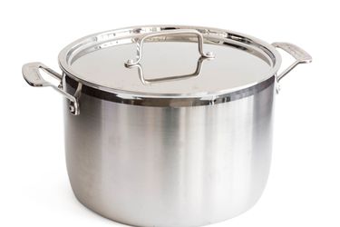 一个带盖子的不锈钢汤锅。