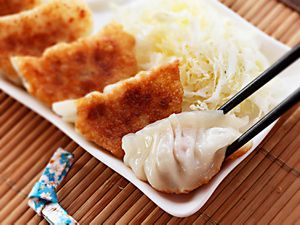 小日本猪肉和卷心菜饺子盘或饺子。