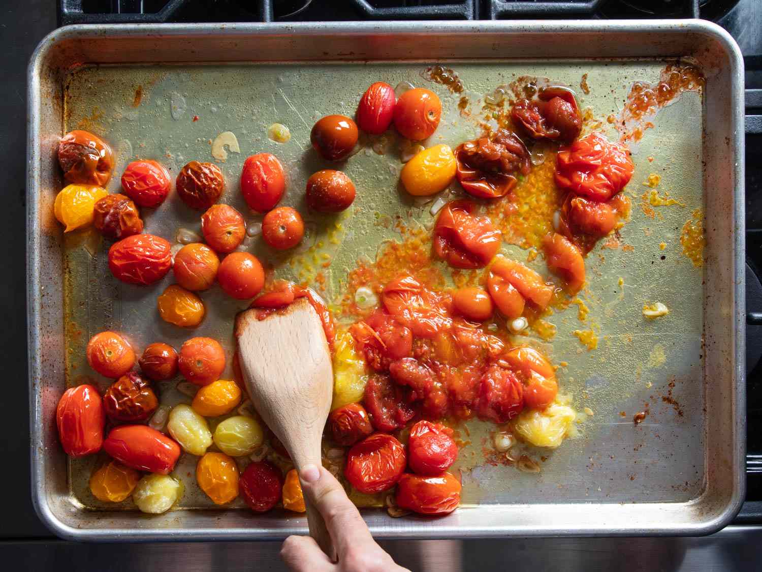 混合烤西红柿和大蒜一起在一个平底锅gydF4y2Ba