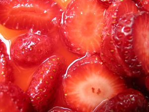 特写镜头mascerating草莓的粉红色的糖浆