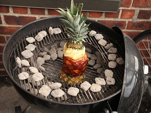分层，形成，腌制猪肉和一片菠萝串在顶部和底部垂直烤在烤架上。