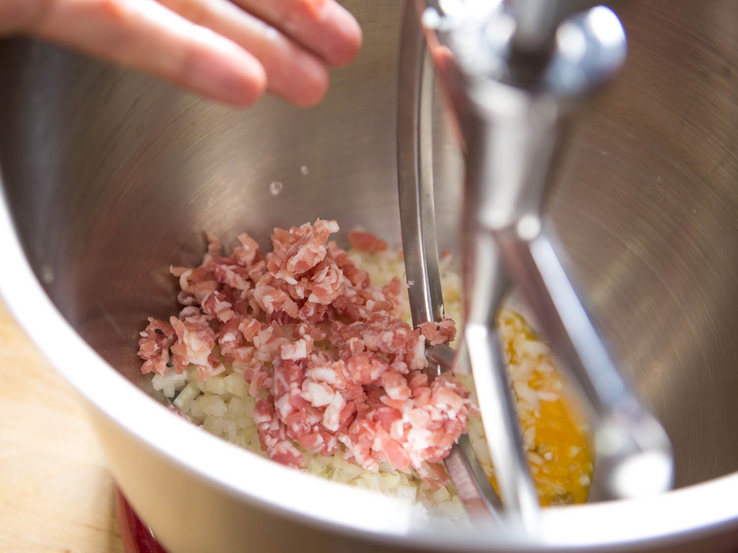 切碎的意大利熏肉与洋葱和鸡蛋。