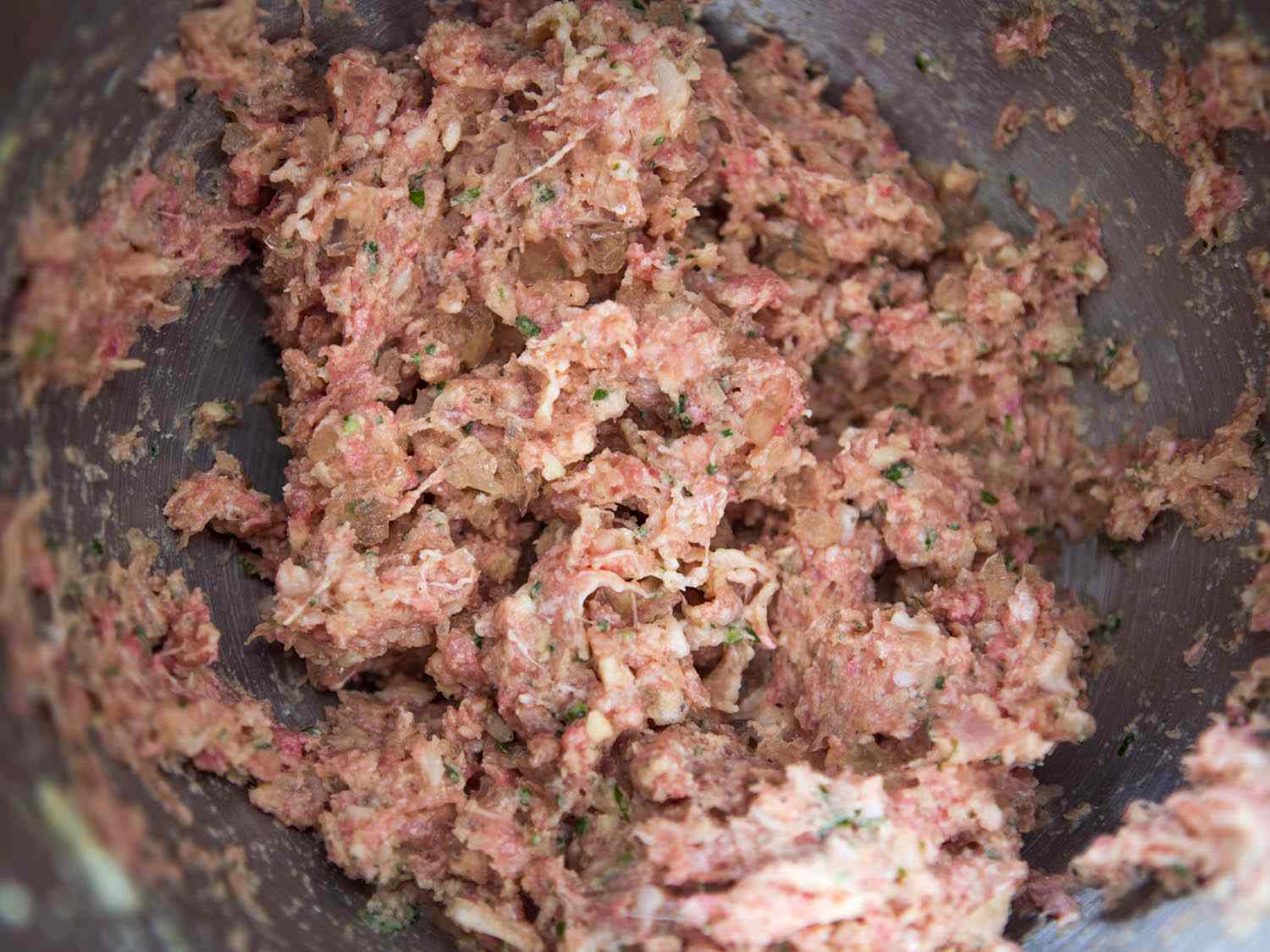 乳化肉和帕纳德混合物在立式搅拌机肉丸。