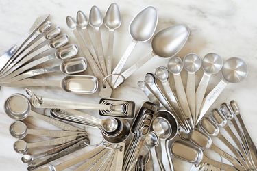 a number of measuring spoons on a marble surface