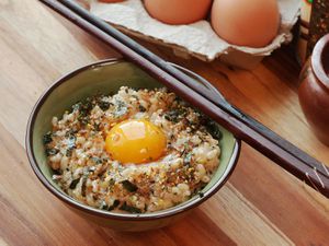 煎蛋饭(鸡蛋和米饭)加上日式调味料