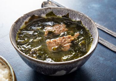 一碗韩式炒面，里面有炖好的海藻、大块的嫩肉和清淡的肉汤。