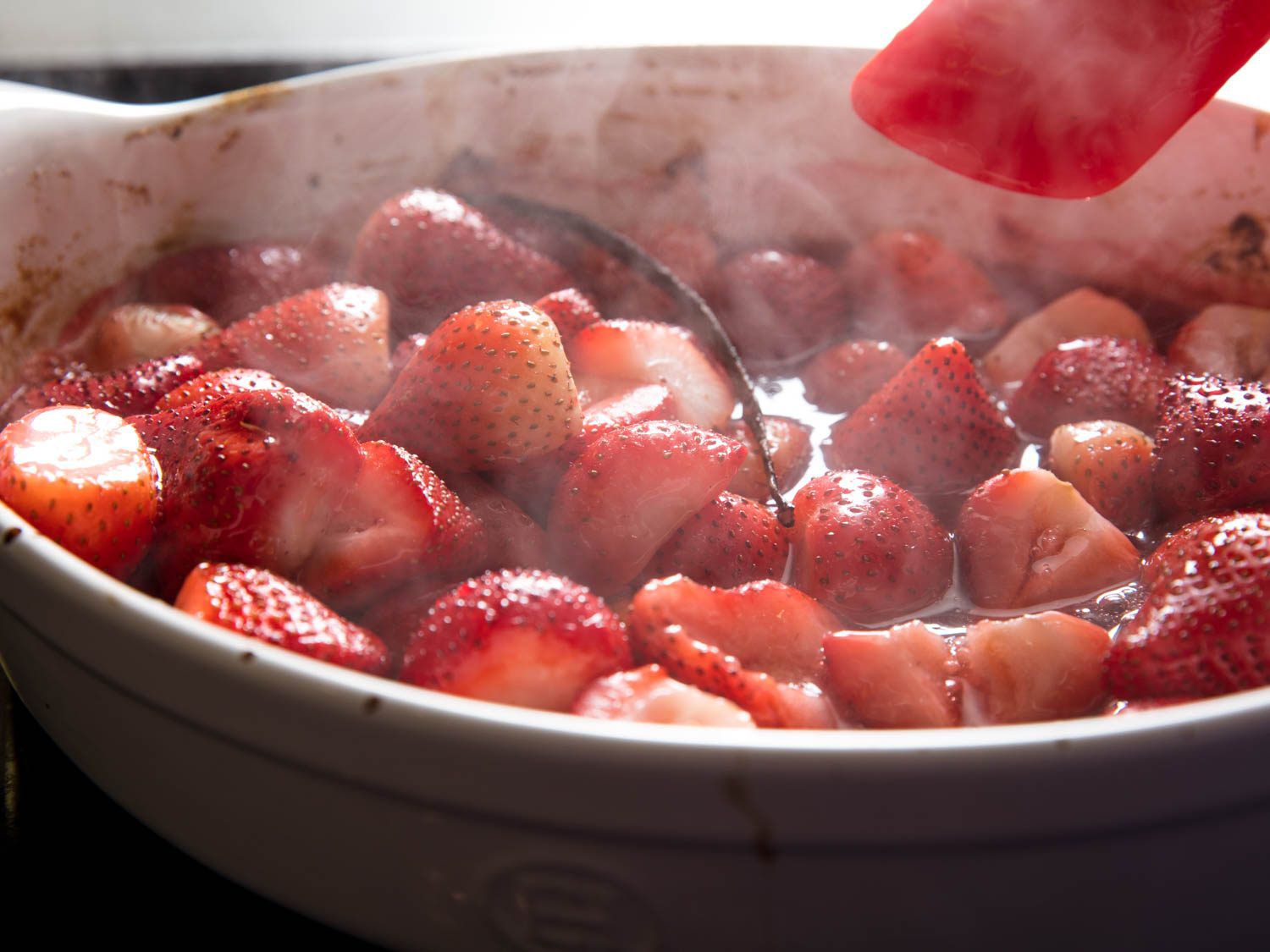 在烤盘中放入香草草莓。