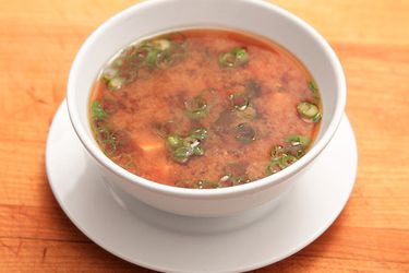 一碗简单的一锅味噌汤。