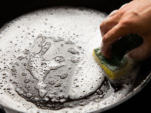 用温暖的肥皂水清洗铸铁盘。