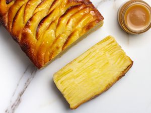 一片finely-layered苹果乳蛋饼称为奶油蛋糕无形的辅助土豆条