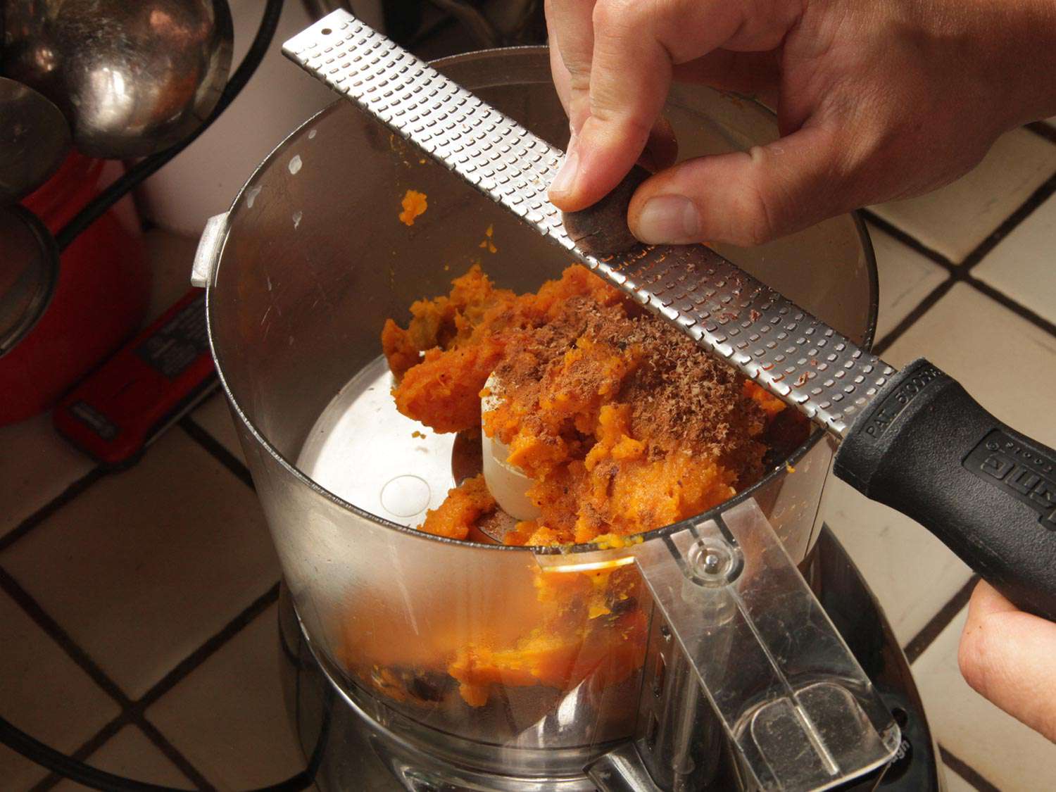 用微刨把肉豆蔻磨碎，放在一碗煮熟的南瓜上。