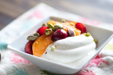 生的希腊酸奶水果和开心果。
