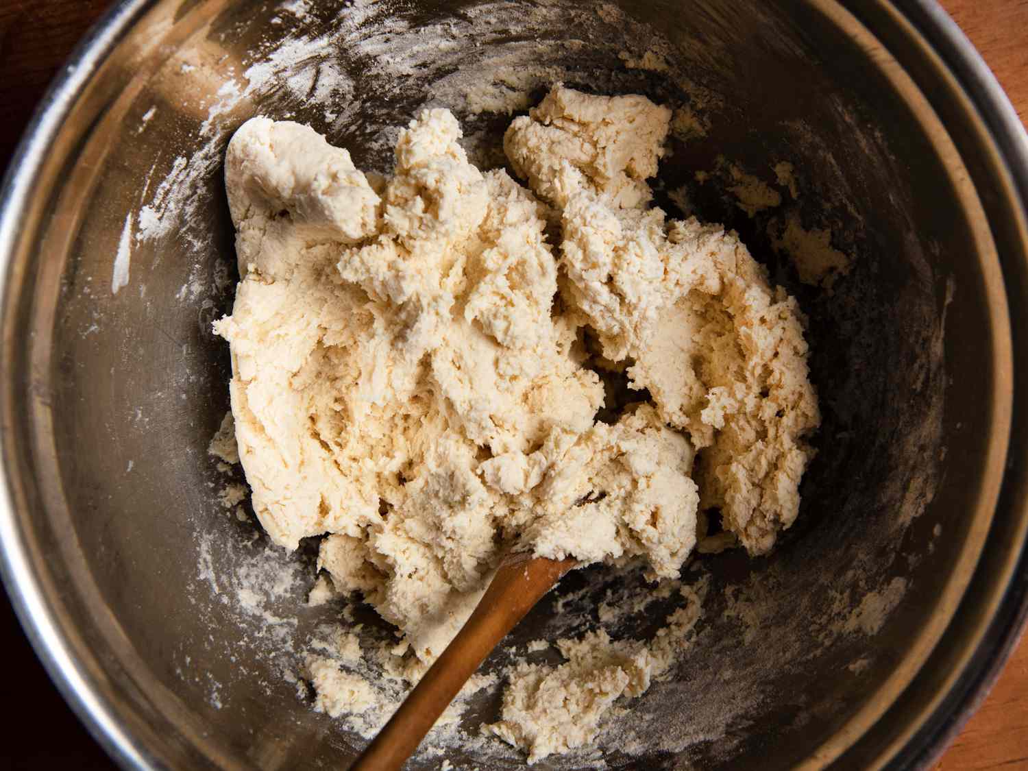 用木勺搅拌奶油到干燥的成分开云体育波胆