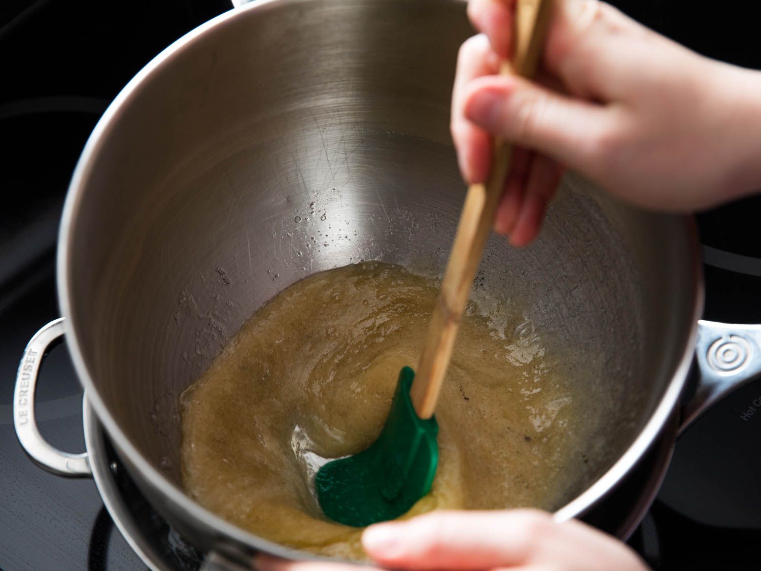 用灵活的刮刀在搅拌碗中搅拌和刮清混合物
