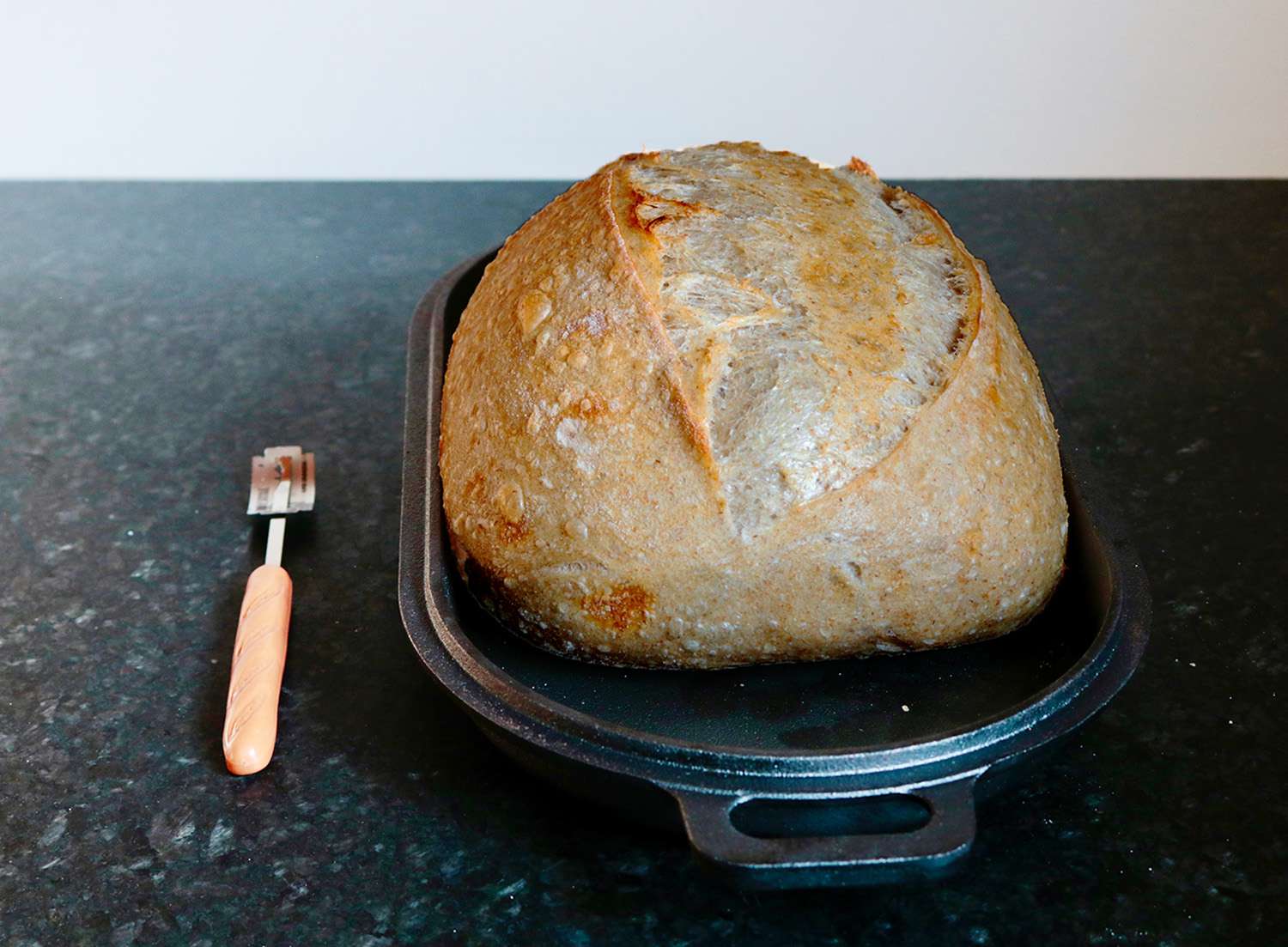 部分烤面包取决于铸铁盘一个面包的