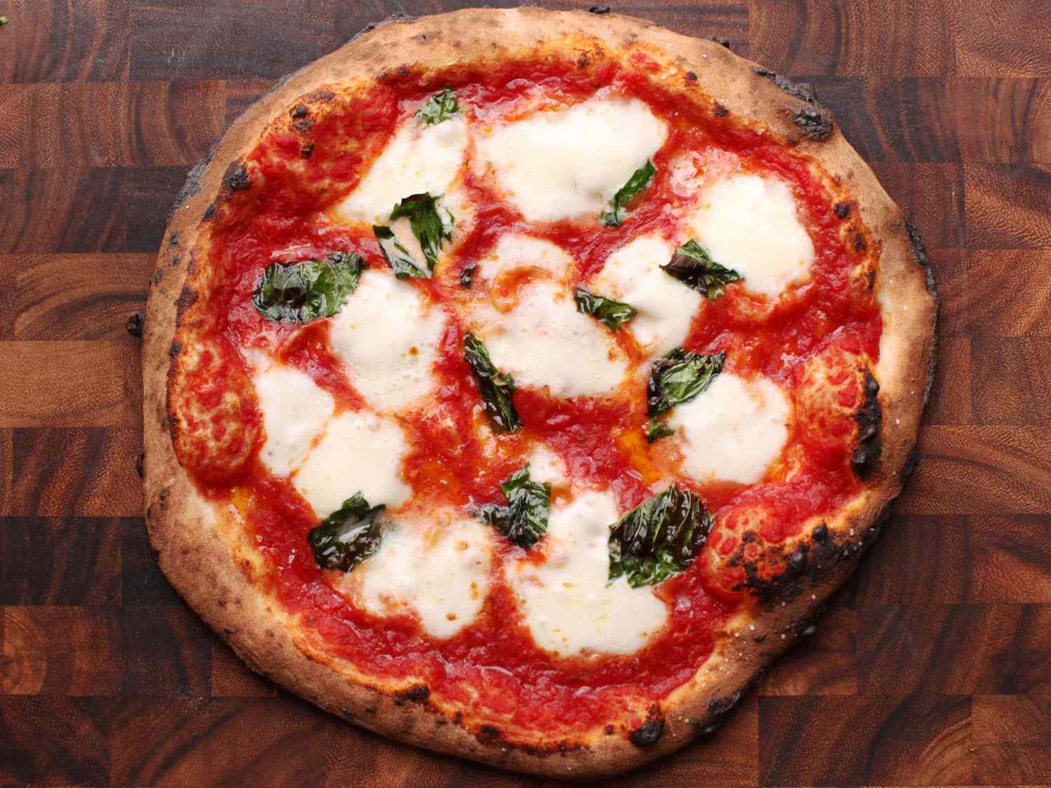 纽约风格的芝士罗勒披萨，来自洛克盒披萨烤箱