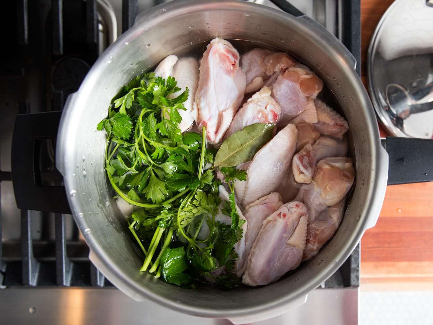 鸡肉高汤配料分层在炉顶高压锅开云体育波胆。