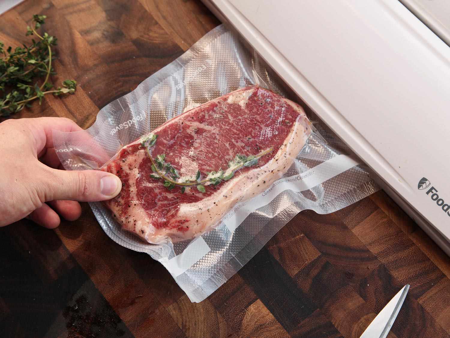 Anova-Steak-Guide-Sous-Vide-Photos07-sealing.jpg