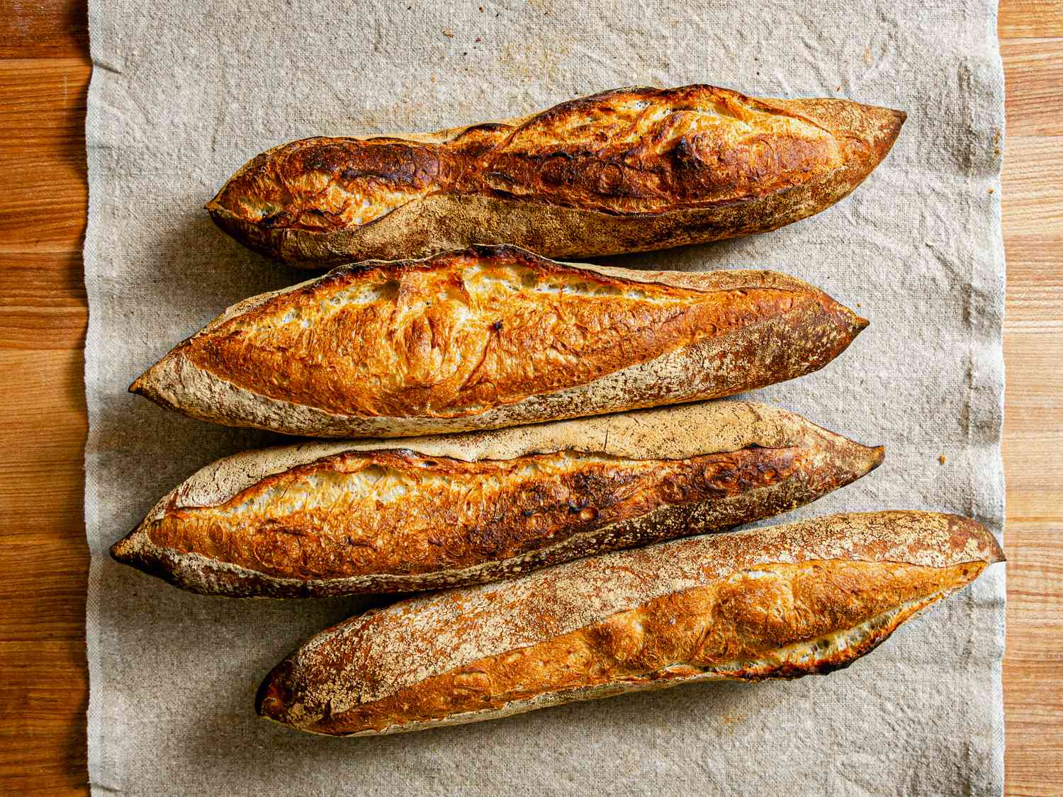 顶视图的灰色表跑4法国长棍面包。