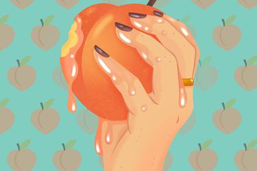 一只手拿着一个被咬过的桃子的插图