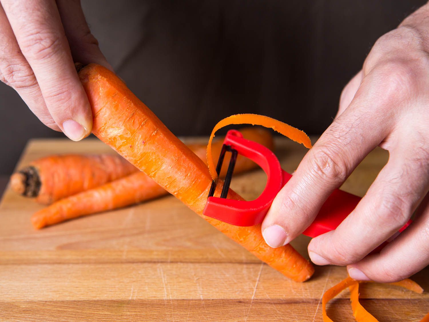 Using the Kuhn Rikon Original Swiss Peeler to peel a carrot