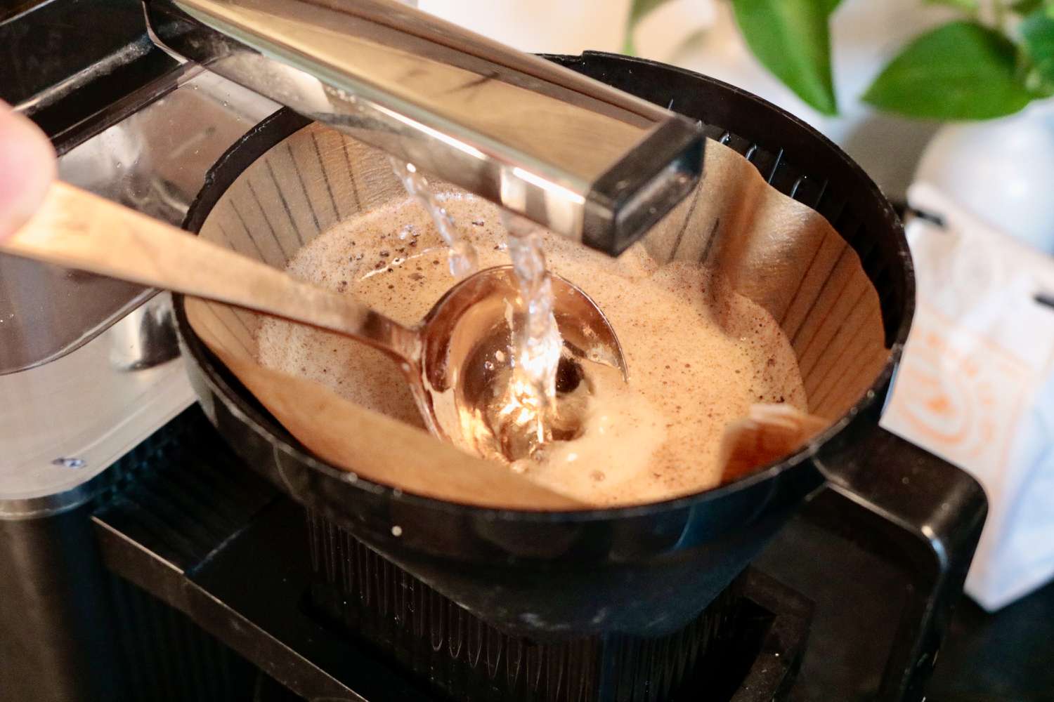 煮咖啡时用勺子搅拌咖啡渣