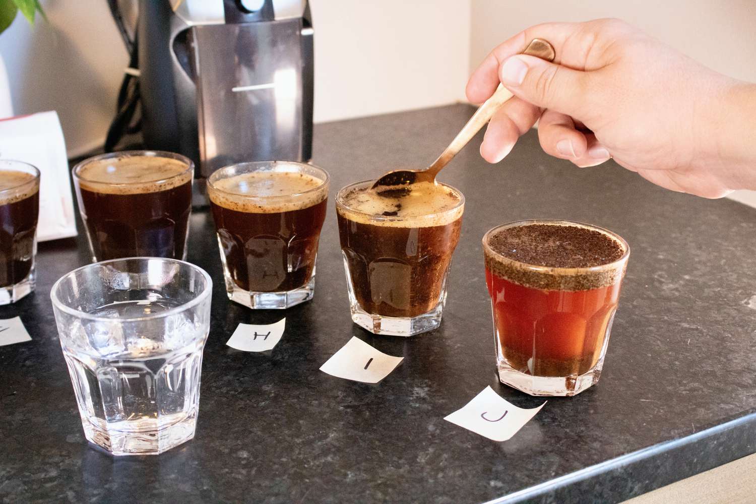 用盛有咖啡和水的短玻璃杯来品尝咖啡