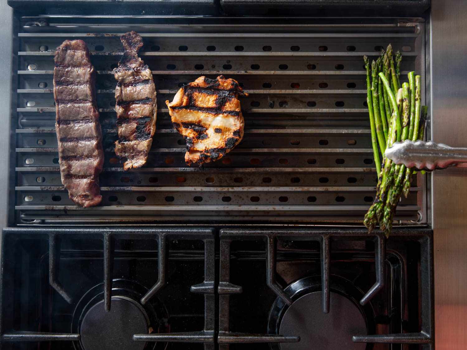 肉块和蔬菜块放在烤架上，无论烤架的位置如何，都显示出均匀的褐色