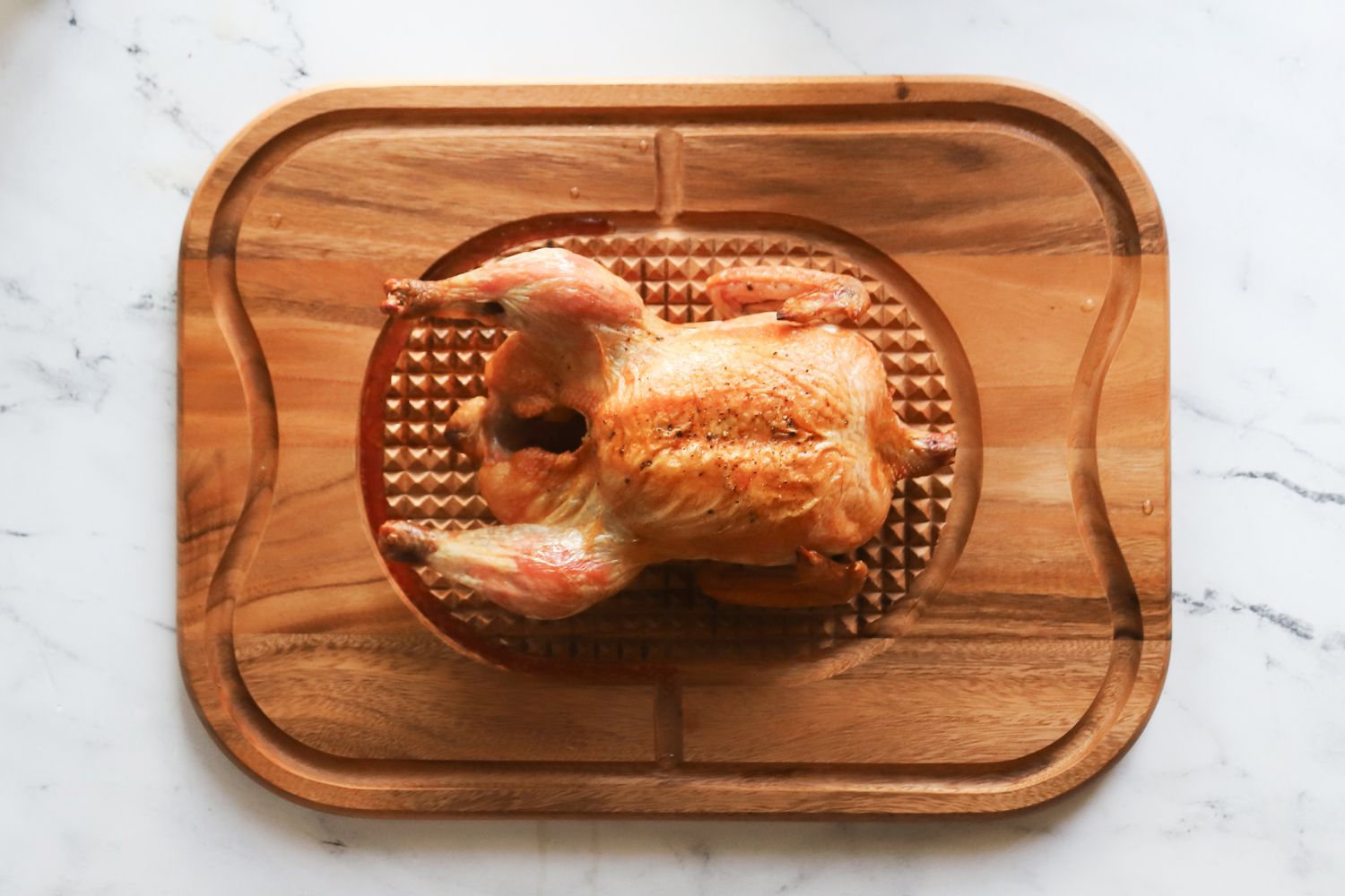 一只烤鸡坐在木雕板的中央