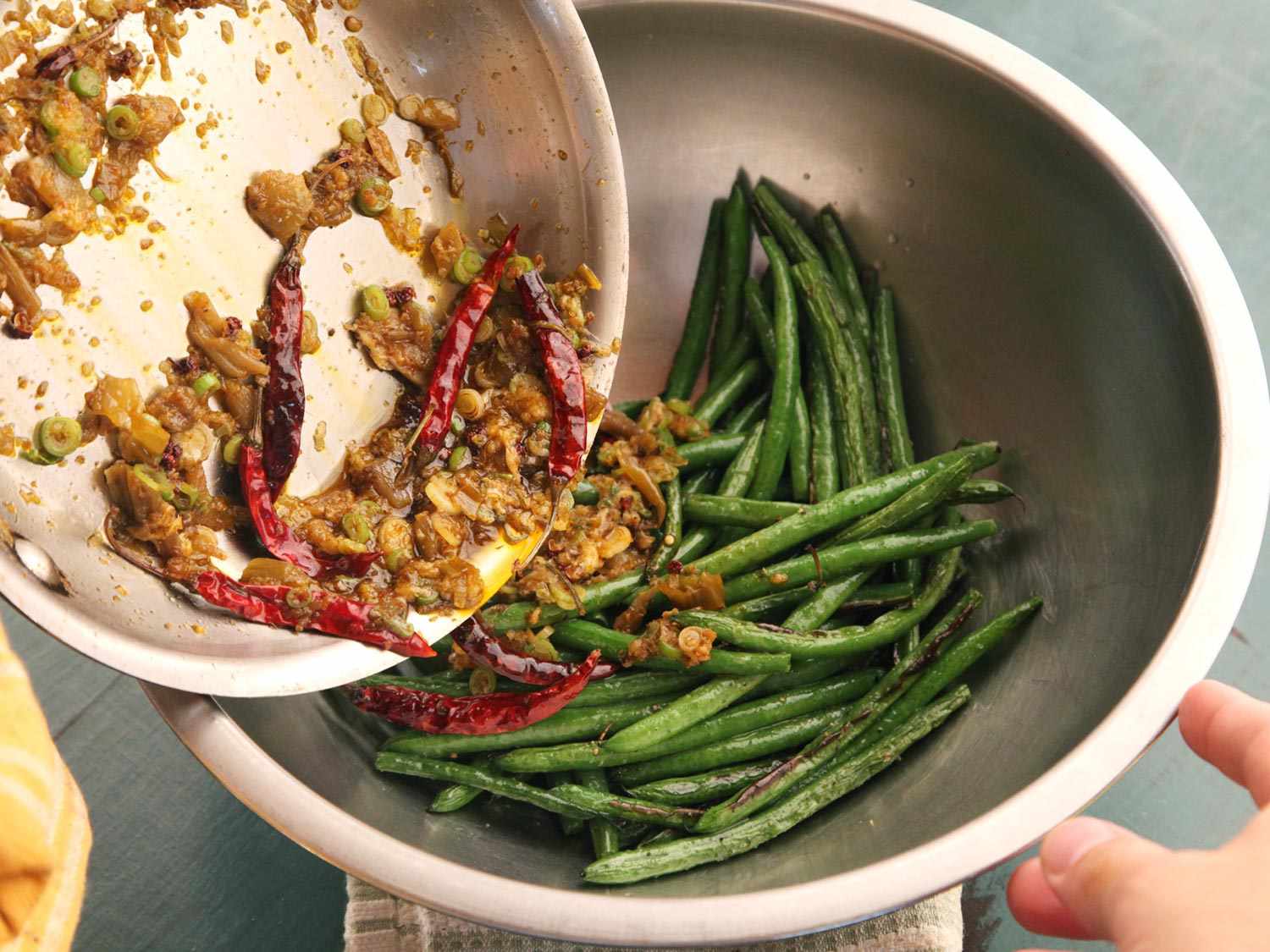 将花椒混合物和烤过的豆子放在搅拌碗里混合。