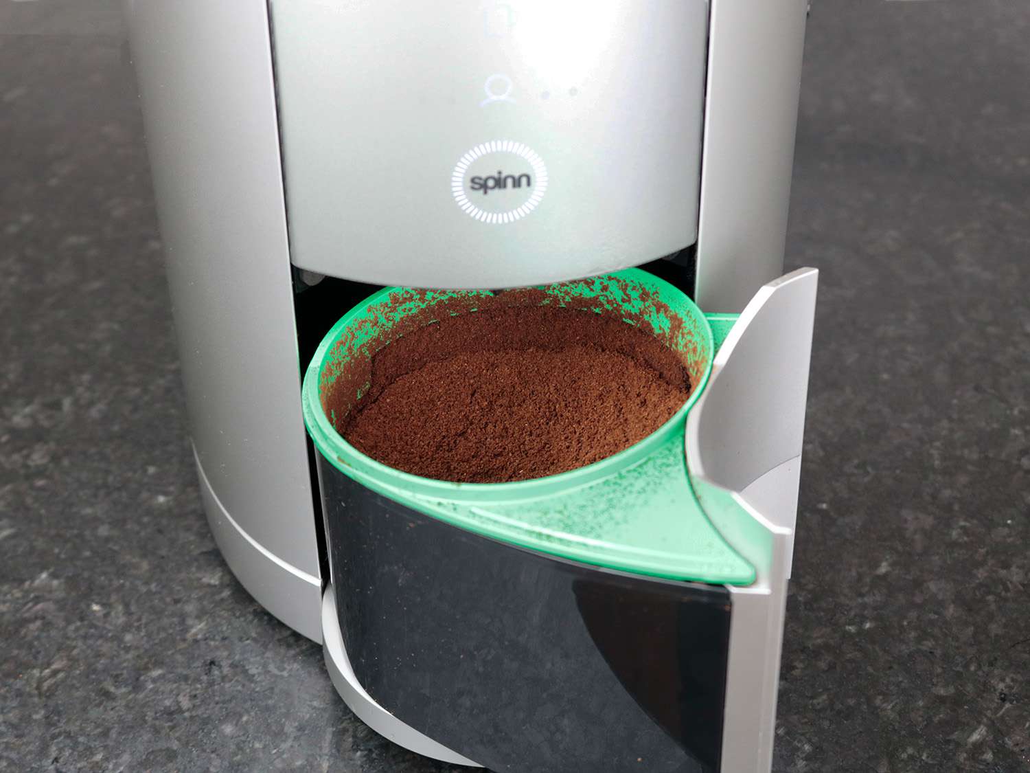 旋转咖啡机的研磨箱被拉出来，里面装着咖啡粉