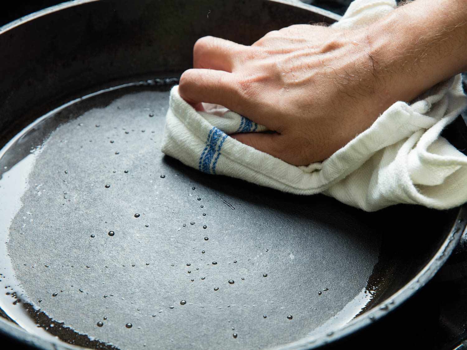 洗涤后干燥铸铁盘彻底。