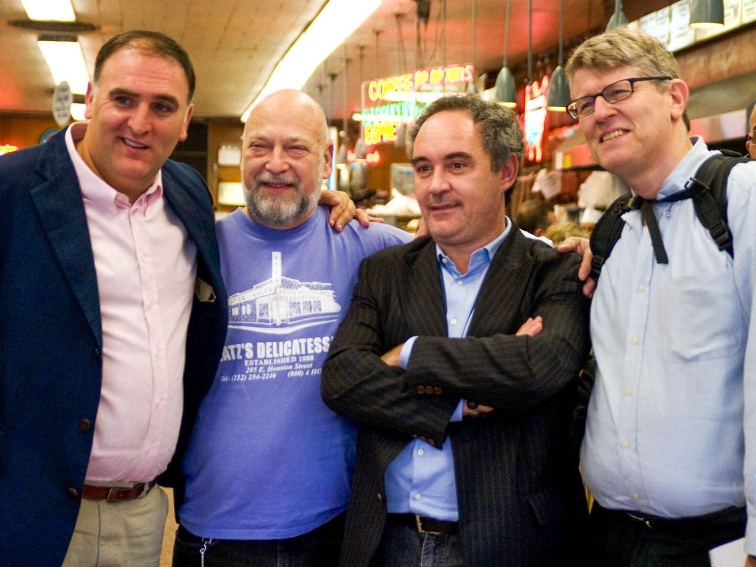 主厨josise andr<s:1>， Katz的合伙人Alan Dell，主厨Ferran adri<e:1>和Ed Levine在Katz的熟食店拍照