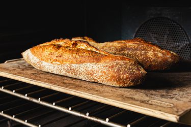 把面包放在烤箱里的烤石上