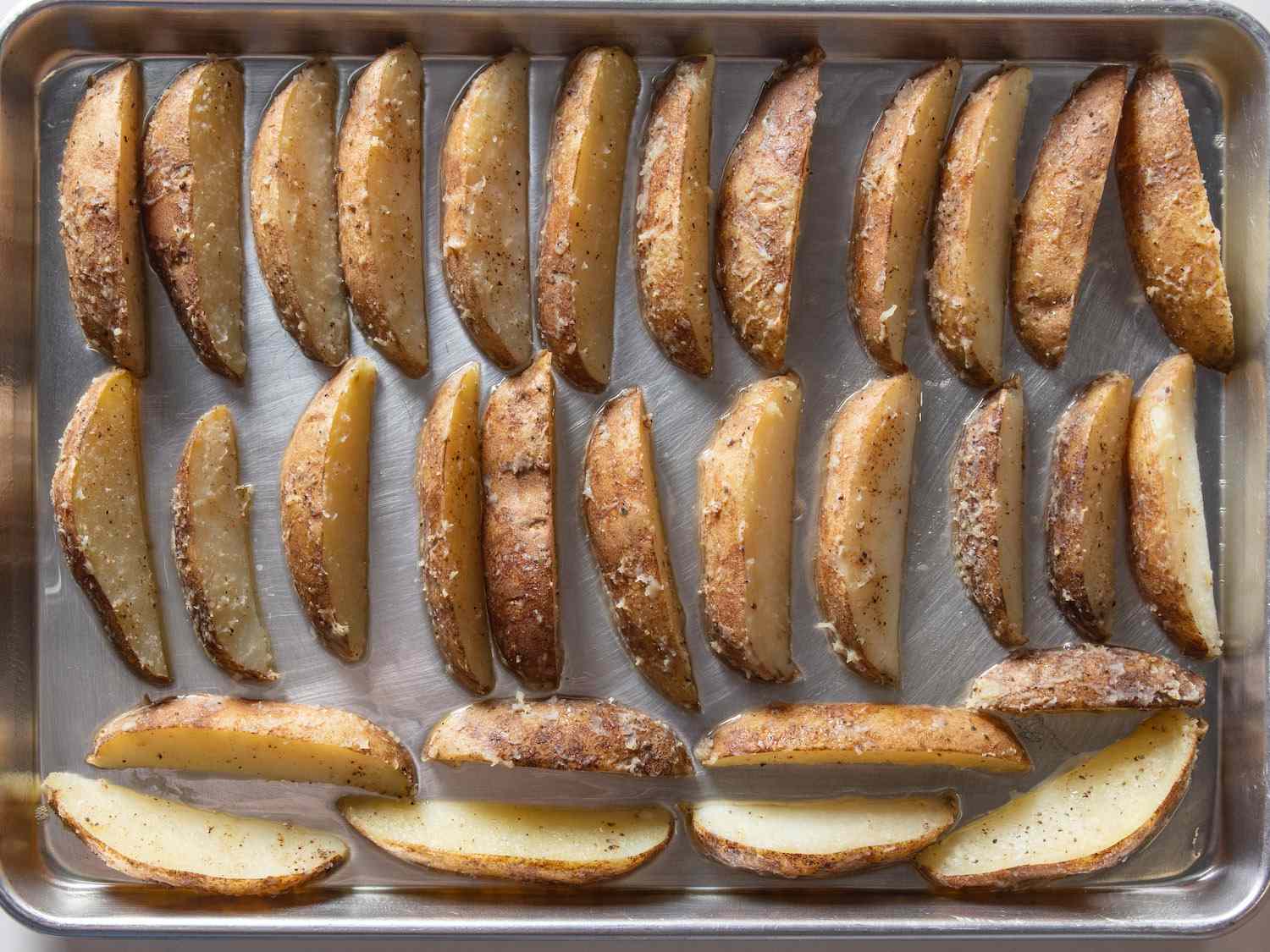 在进入烤箱之前，把土豆块放在涂了油的烤盘上。
