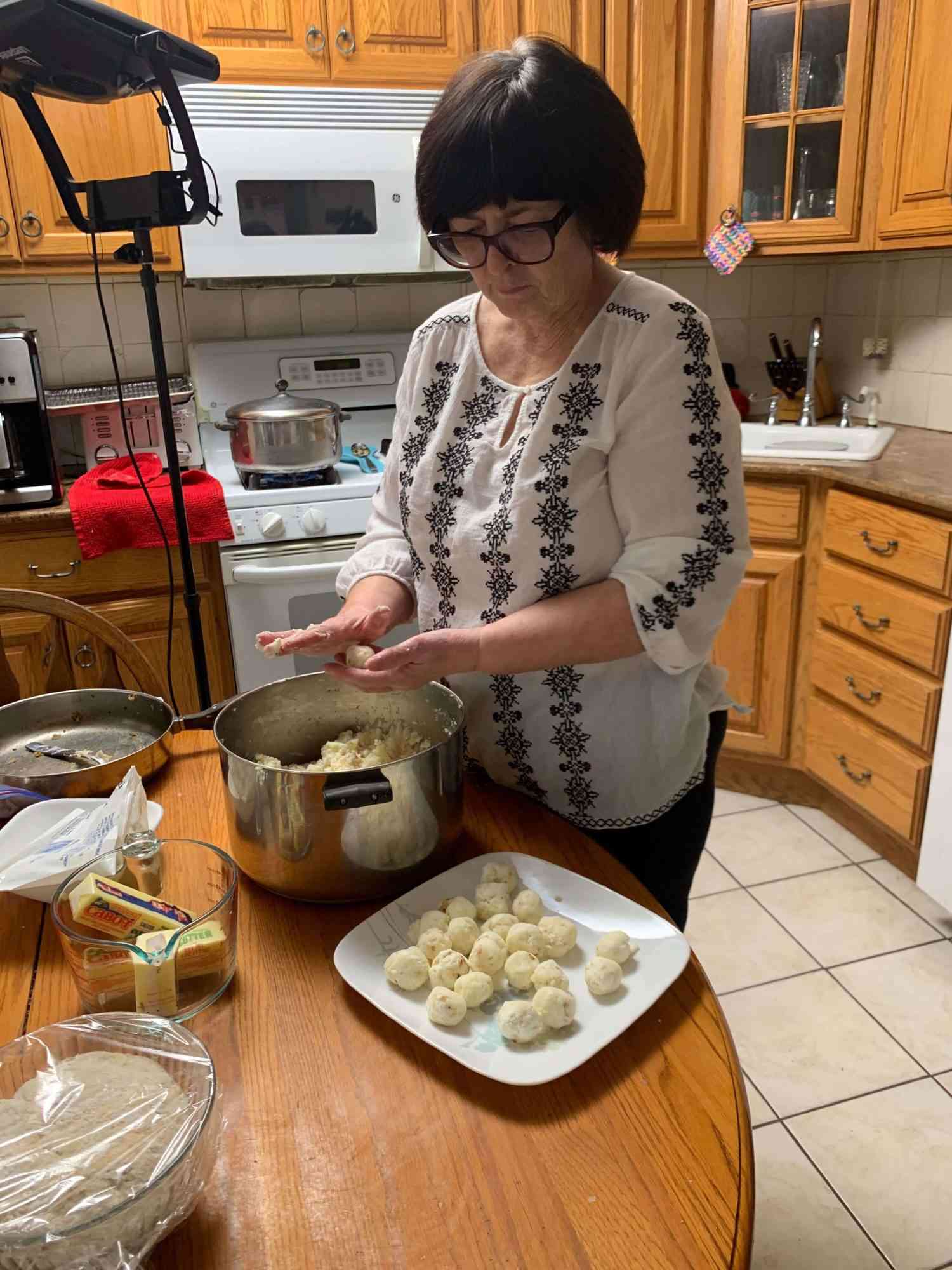 维姬的妈妈在做饺子
