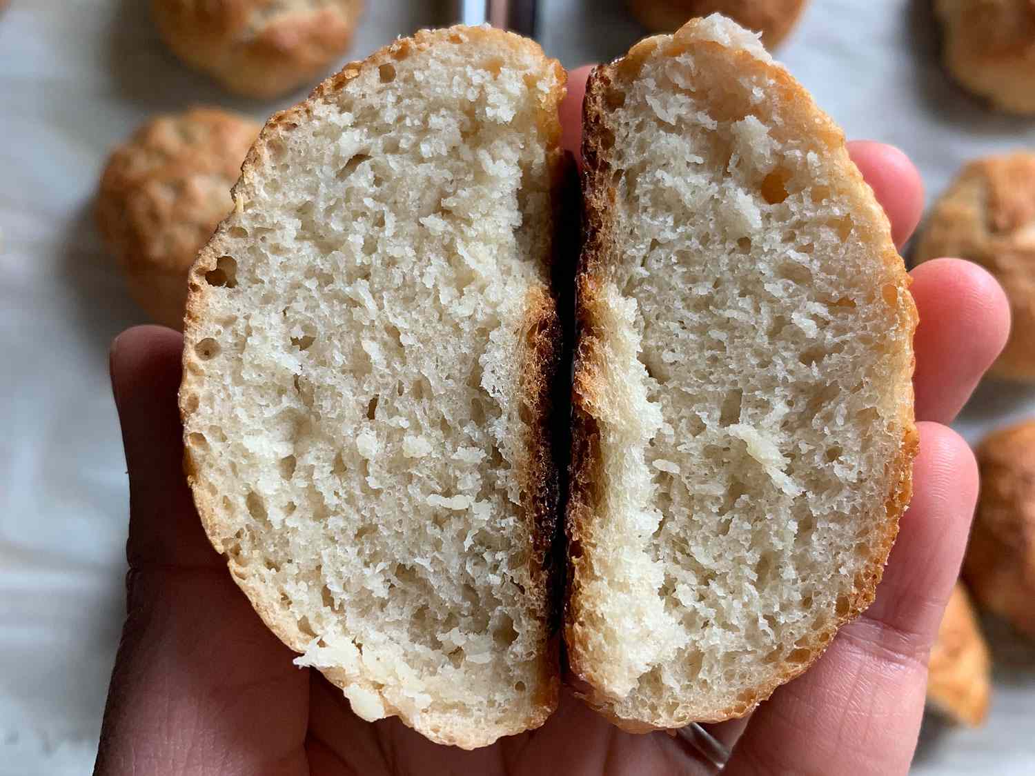 仅使用ap面粉和ap面粉+活性小麦面筋烘焙的面包卷内部比较:添加活性小麦面筋的面包卷在烘焙过程中膨胀得稍微大一些