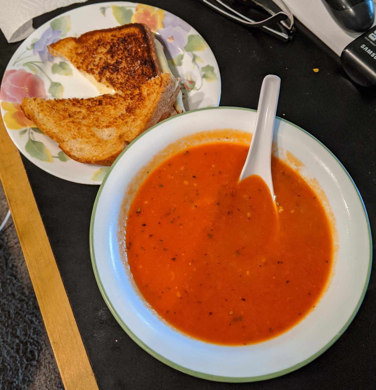 一碗番茄汤，旁边放着烤奶酪＂>
          </noscript>
         </div>
        </div>
       </figure>
       <p id=