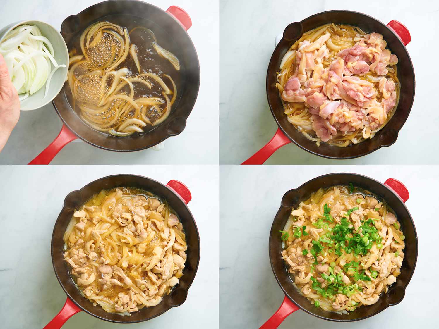 四幅拼贴画展示了最初的oyakodon烹饪步骤。左上方的图片显示了洋葱在肉汤中煮熟。右上方的图片显示了鸡肉，生的，加入洋葱锅。左下角的图片显示了锅里煮好的鸡肉、洋葱和肉汤。右下角的图片显示了煮好的鸡肉、洋葱和上面有葱花的肉汤。gydF4y2Ba