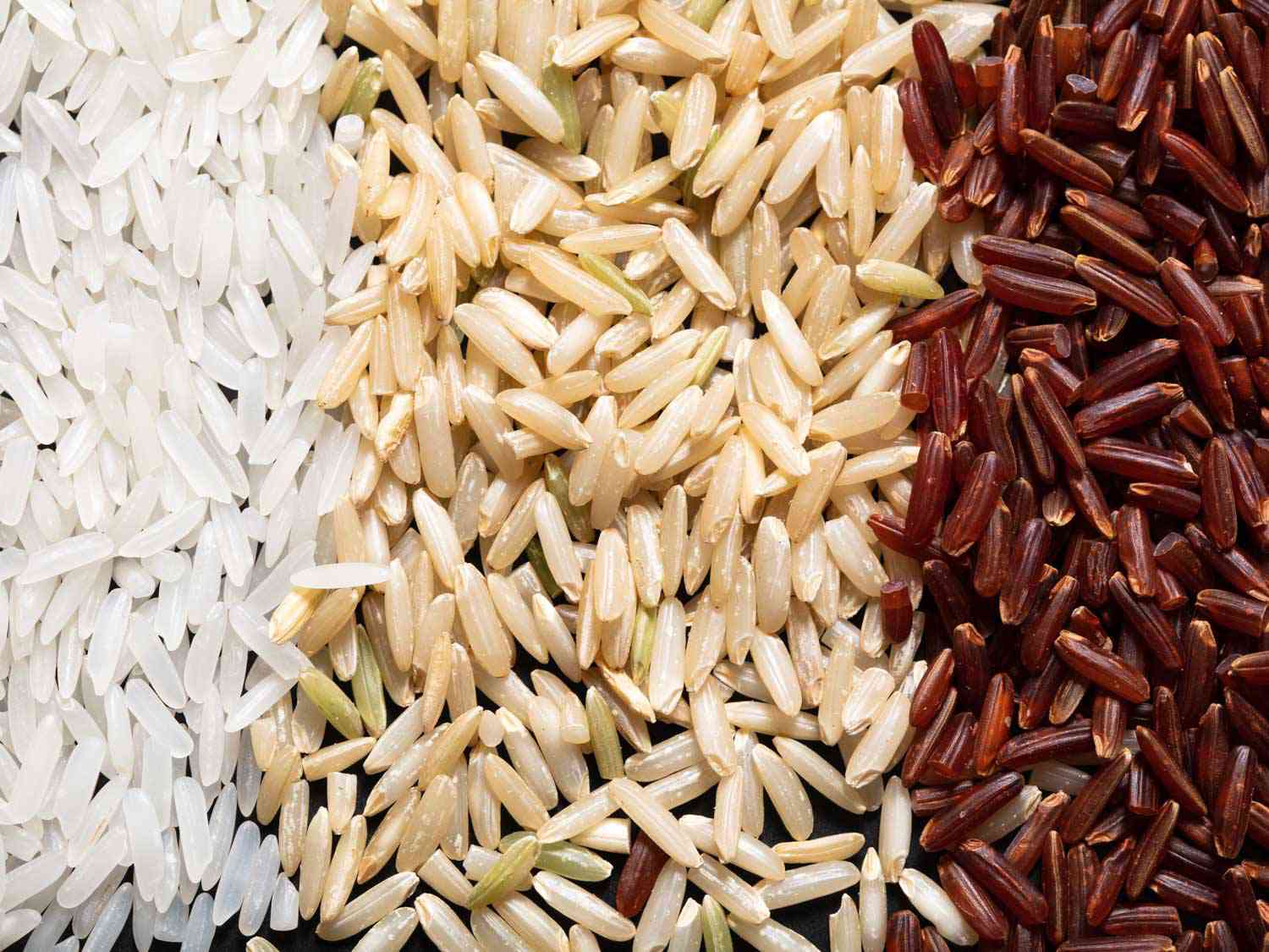 成堆的生白米、糙米和红米。＂class=