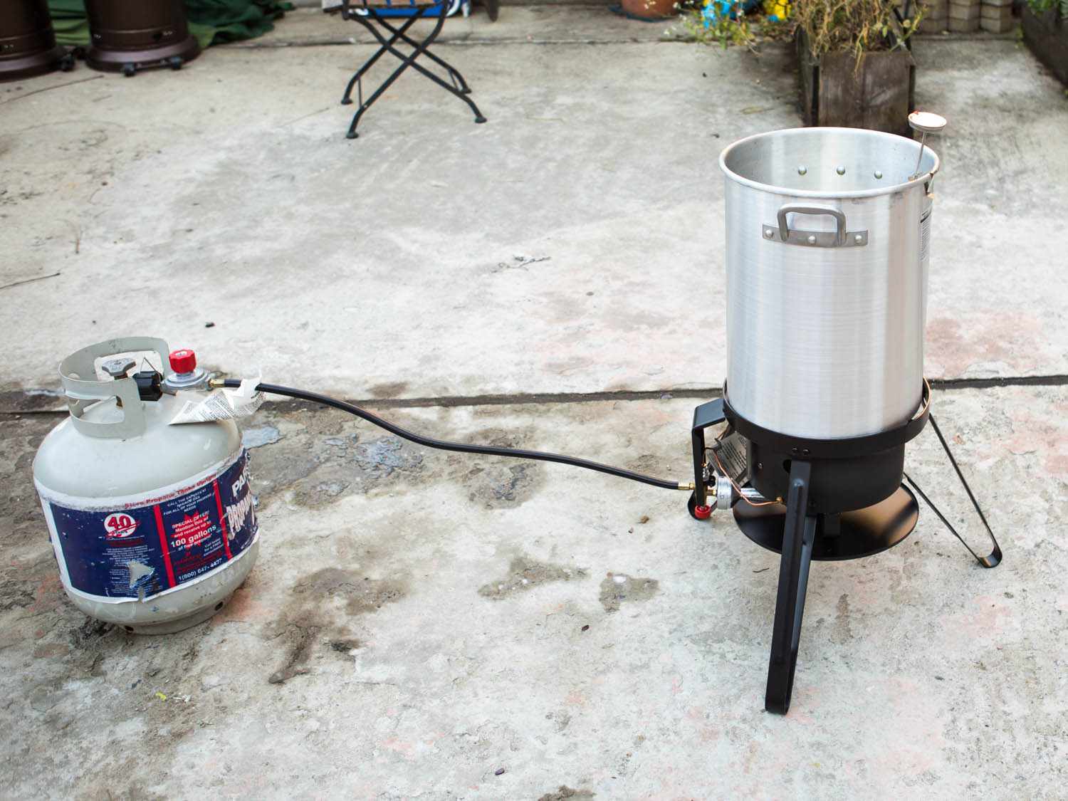 示范设置丙烷气罐与火鸡油炸锅之间的安全距离