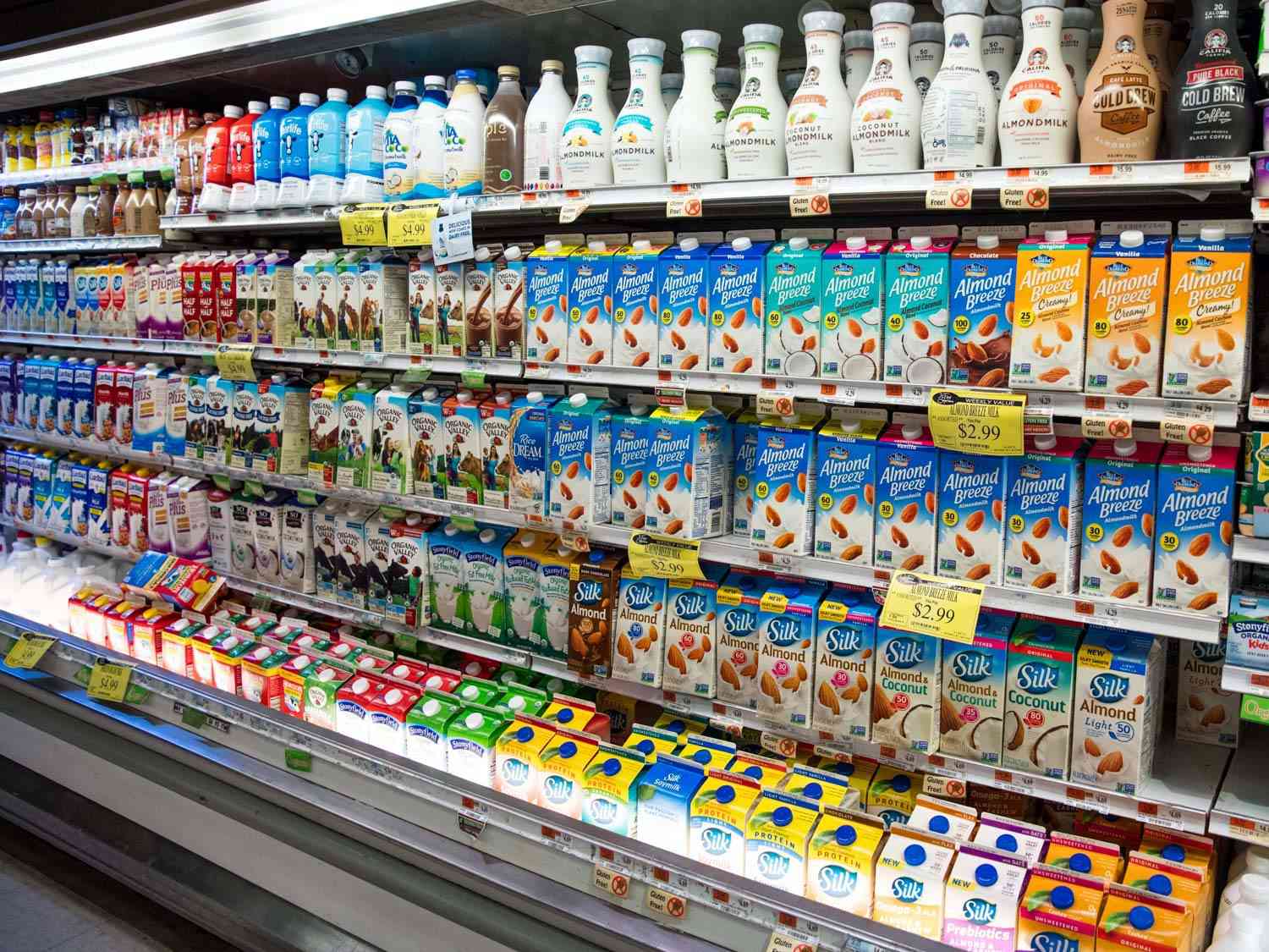 各种非乳制品和乳制品的超市冷藏箱
