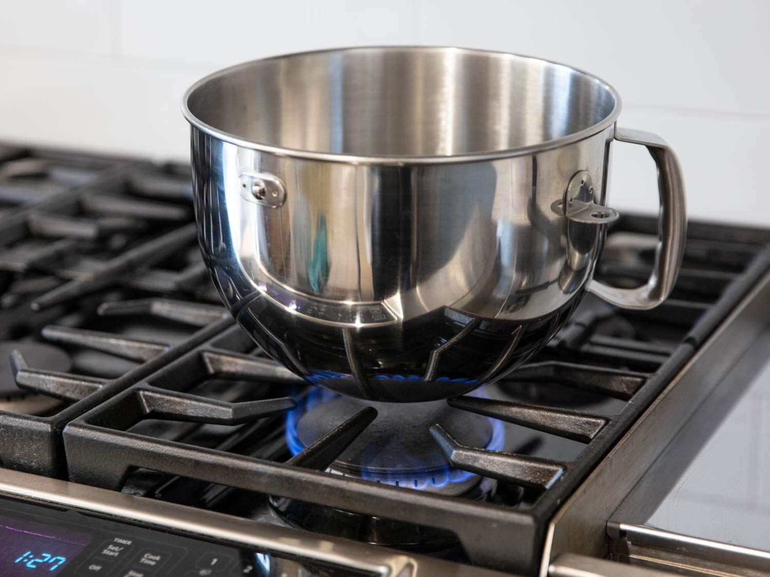 一碗厨房辅助台式搅拌器在炉子上加热