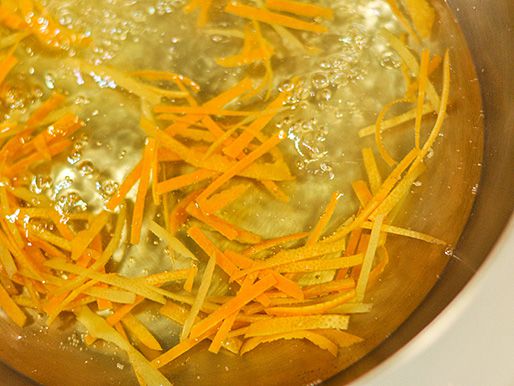将柠檬条和橘子皮放入坎伯兰酱中，用文火慢炖。