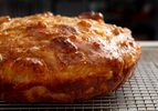 一条放在铁丝烤架上的佛卡夏面包。