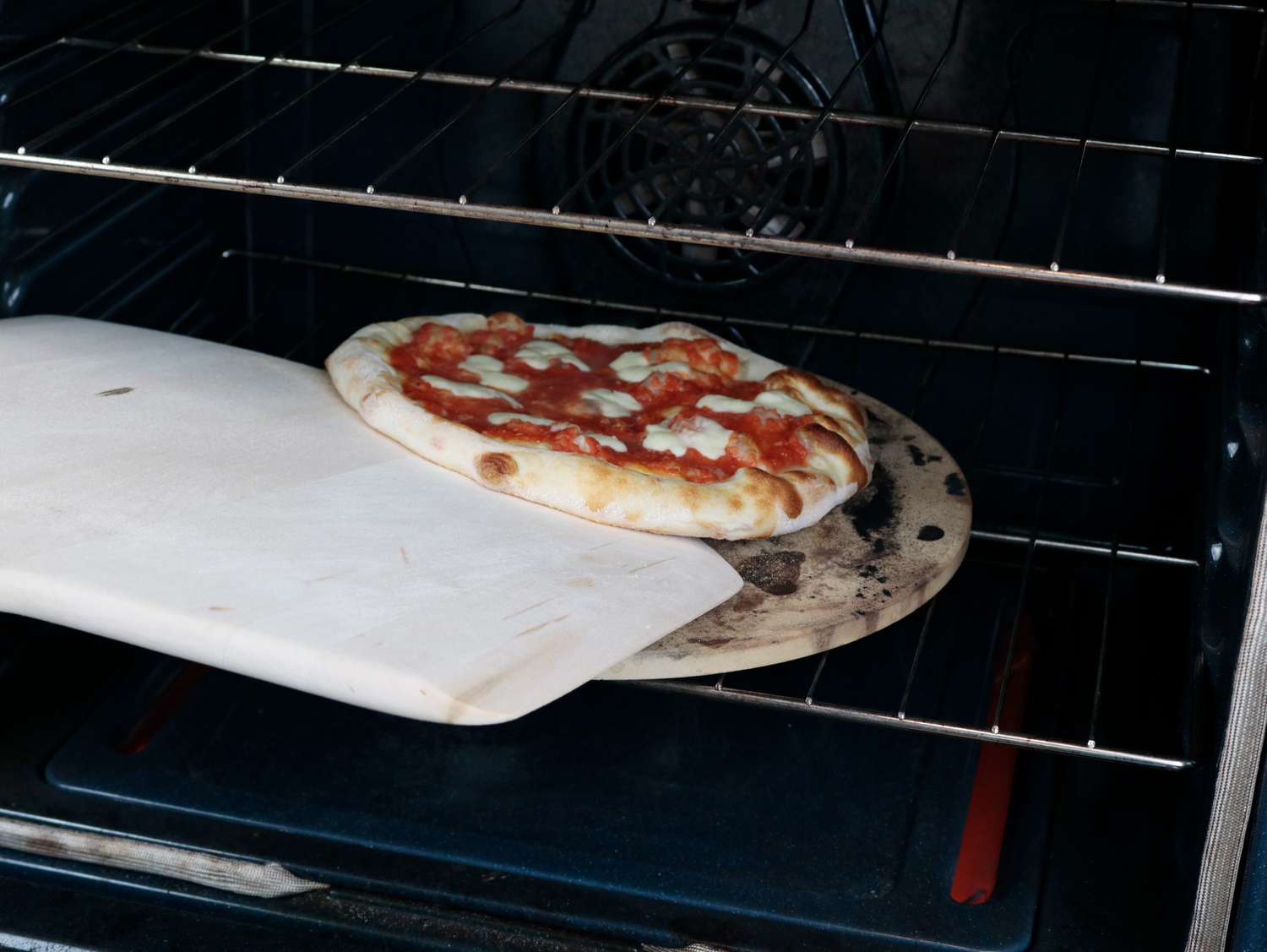 一个木制的皮试图把烤箱的披萨