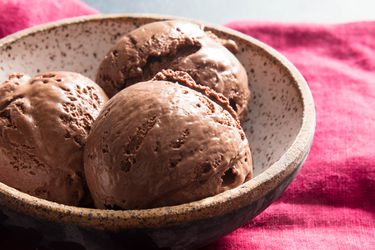 一碗巧克力免搅冰淇淋，放在红毛巾上。