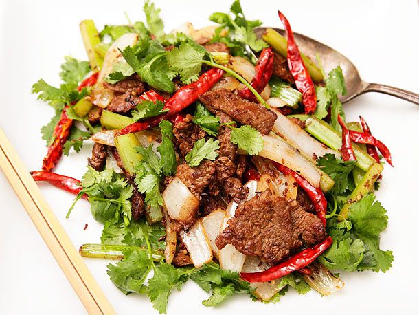 一盘蒙古四川风味的羊肉，配孜然、辣椒和香菜。