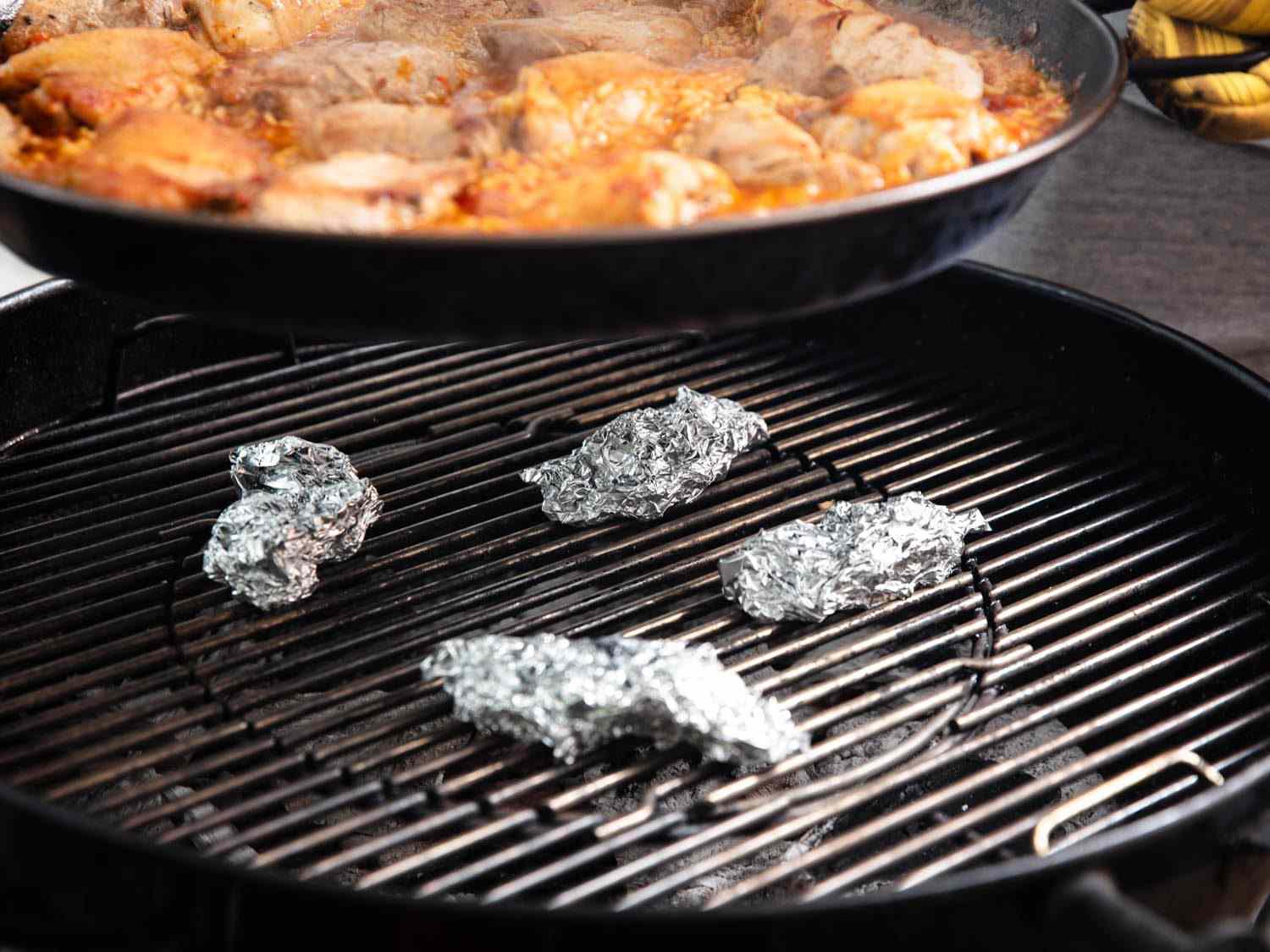 必要时，铝箔片可以把海鲜饭锅抬得离火远一点。gydF4y2Ba